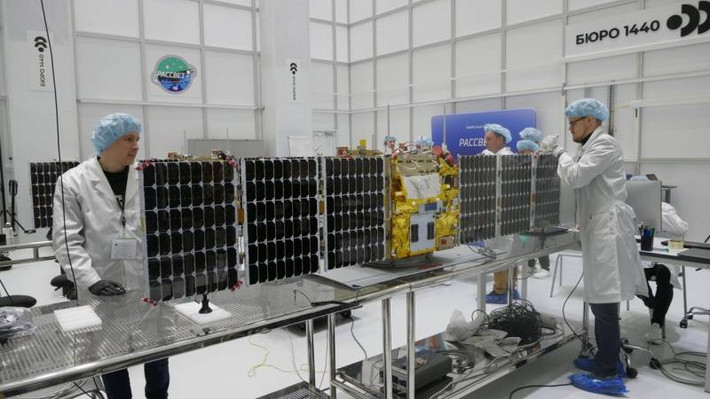 Công ty Bureau 1440 của Nga tuyên bố đã thành công loạt thử nghiệm đầu tiên về việc liên lạc bằng laser giữa các vệ tinh trong không gian, dự định sẽ trở thành một hệ thống đối thủ của mạng lưới Starlink do Mỹ sản xuất. “Chúng tôi đã hoàn thành thành công loạt thử nghiệm đầu tiên về liên lạc giữa các vệ tinh bằng laser do chính chúng tôi thiết kế”, tờ Business Insider dẫn thông báo của Bureau 1440 trên tài khoản Telegram.