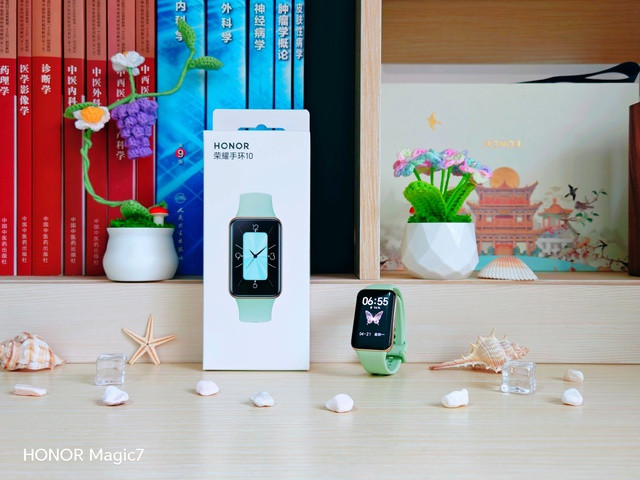 HONOR Band 10 ra mắt, đánh dấu sự trở lại ấn tượng của HONOR trên thị trường thiết bị đeo thông minh. Không chỉ là một vòng đeo tay thể thao, HONOR Band 10 còn hội tụ đầy đủ những tính năng vượt trội cùng thiết kế tinh tế, đáp ứng nhu cầu của người dùng hiện đại về sức khỏe và phong cách.