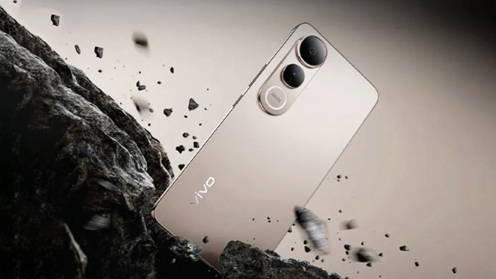 Đáng chú ý, nhà sản xuất cam kết pin vẫn duy trì trên 80% dung lượng sau 1700 chu kỳ sạc - một thông số hiếm thấy ở phân khúc tầm trung. Bên cạnh hiệu năng, thiết bị còn đạt chuẩn chống bụi nước IP65 và vượt qua kiểm tra độ bền chuẩn quân đội, được chứng nhận bởi tổ chức SGS Thụy Sĩ.