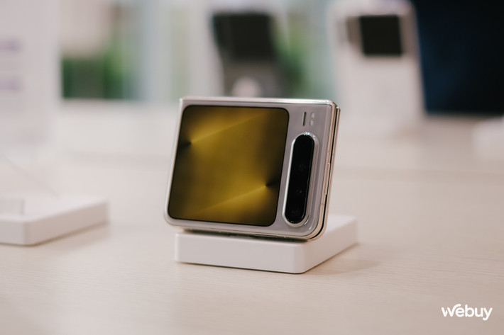 Màn hình phụ của Pura X có kích thước 3,5 inch, cũng sử dụng tấm nền LTPO2 AMOLED, độ phân giải 980 x 980 và có tần số quét 120Hz. Màn hình này là tỷ lệ vuông hoàn toàn và không bị khiếm khuyết ở bất cứ khu vực nào. Tuy nhiên, không phải ứng dụng nào cũng có thể sử dụng được ở giao diện màn hình phụ này.