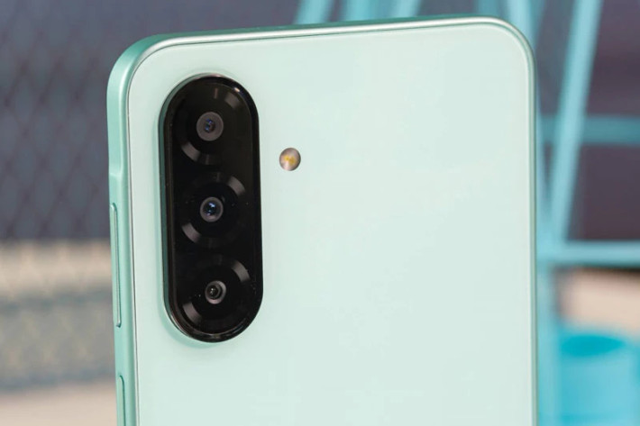 Ngoài ra, camera macro 2MP cho phép điện thoại chụp cận cảnh với độ sắc nét ưu trội. Cộng thêm các chế độ AI trên Samsung A series hỗ trợ chụp ảnh qua hệ thống cài đặt tối ưu hóa cho máy ảnh, mang lại trải nghiệm chuyên nghiệp.