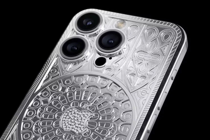 Toàn bộ mặt lưng chiếc iPhone phiên bản Notre Dame được “lột xác” hoàn toàn bằng vàng trắng 18K, được chạm khắc tỉ mỉ theo phong cách hoa văn cửa sổ hoa hồng nổi tiếng của nhà thờ.