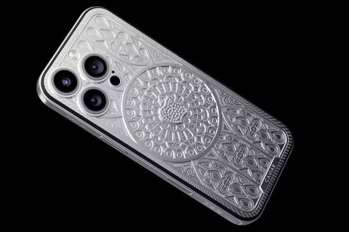 Mức giá hơn 100.000 đô la, cụ thể là từ 104.490 đô cho bản Pro 128GB và chạm đỉnh 115.490 đô với bản Pro Max 1TB khiến người tiêu dùng không khỏi kinh ngạc. Riêng giá của iPhone 16 Pro Max Notre Dame 18K chưa được Caviar hé lộ.