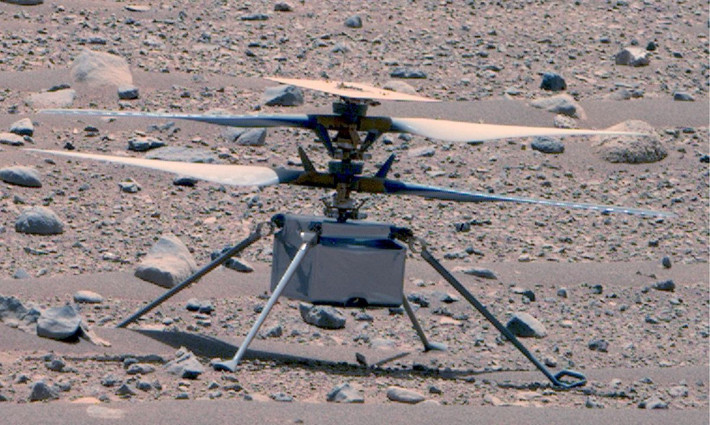 Trực thăng sao Hỏa Ingenuity của NASA kết thúc nhiệm vụ kéo dài khoảng 3 năm sau khi bị hư hại nghiêm trọng trong chuyến bay thứ 72 trên hành tinh đỏ. Các bức ảnh cho thấy, sau cú hạ cánh lỗi, một cánh quạt của trực thăng này đã mất một mảnh lớn, hư hỏng không thể sửa chữa. Nó vẫn hoạt động về mặt kỹ thuật và có thể đóng vai trò như trạm thời tiết trong vài thập kỷ tới. Nhưng để lấy được dữ liệu, có thể con người phải trực tiếp đi đến ...sao Hỏa.