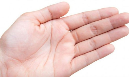 Nếu dưới ngón út có đường vân càng đậm càng rõ, càng thẳng thì biểu trưng rằng sự nhạy bén về tiền bạc cực kỳ tốt, đặc biệt là sự ổn định chắc chắn về tiền bạc. Chính vì thế điều này cũng dự báo rằng những người này hậu vận cực kì giàu có.
