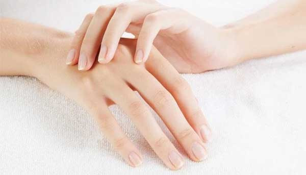 Ngón tay thon dài: Trong nhân tướng học, những người sở hữu ngón tay dài và thon thường là những người rất tài giỏi, khéo léo. Nếu để ý, bạn sẽ thấy họ làm gì cũng nhanh nhẹn và khéo léo hơn người bình thường. Người này rất giỏi trong các công việc đòi hỏi kỹ thuật, sự khéo tay, tỉ mỉ.