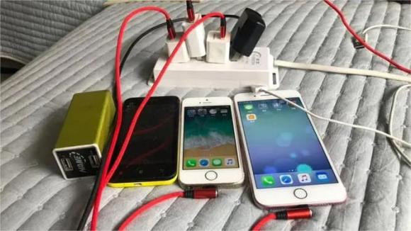 Cắm cáp sạc vào điện thoại trước rồi mới cắm vào ổ điện: Đây thực sự là một sai lầm lớn.