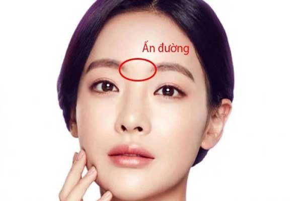 gười có ấn đường rộng, bằng phẳng và nhẵn nhụi thường có chí lớn, có mục tiêu cao xa trong cuộc sống. Người này có tấm lòng bao dung, độ lượng nên nhân duyên rất tốt.