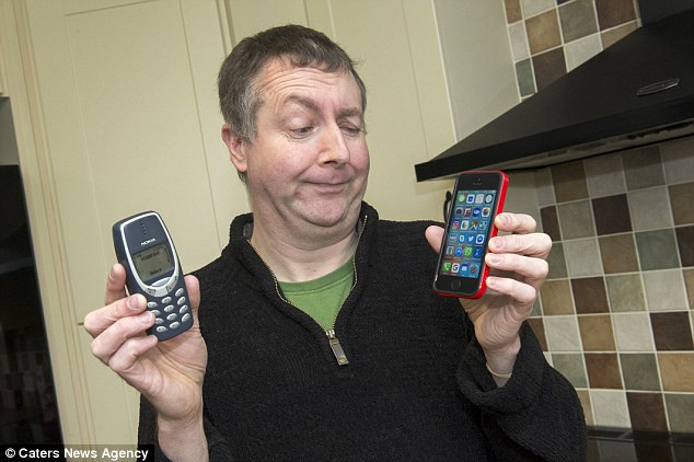 Thực ra người trong ảnh là Dave Mitchell và anh ấy đã chia sẽ về chiếc Nokia 3310 mà anh ấy đã mua vào năm 2000. Dave là một quân nhân, anh đã sử dụng chiếc điện thoại đó suốt những năm phục vụ trong quân đội vì nó rất bền. Ảnh Dailly Mail