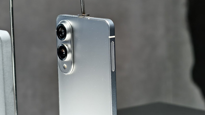 Galaxy S25 Edge có thể ra mắt tại Mỹ và một số thị trường lớn vào giữa năm nay. Model này được cho là chia sẻ nhiều công nghệ cao cấp với S25 Ultra với khác biệt lớn nhất là độ mỏng. "Samsung vẫn chưa chốt giá", nhưng hãng có thể sẽ bán S25 Edge rẻ hơn S25 Ultra. Ảnh: Unpacked Live