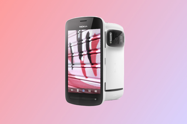 Nói đến camera phone, Nokia 808 PureView năm 2012 mang lại đột phá mang tính chất vĩ đại. Cảm biến PureView 41 MP cùng với ống kính Carl Zeiss thời điểm đó đem lại chất lượng ngang với máy ảnh dSLR. Cùng với việc quay video Full HD, nó thiết đặt tiêu chuẩn và tự mình trở thành biểu tượng cho việc quay chụp trên smartphone.