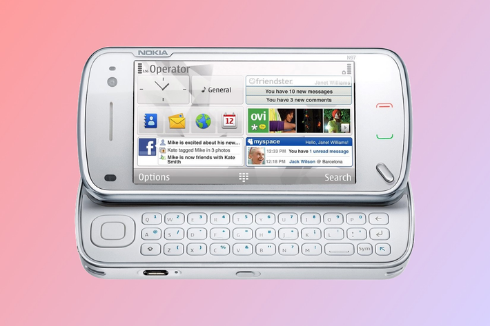 Tiếp nối sau đó 2 năm, N97 trình làng trong thời điểm iPhone và Samsung trỗi lên đe dọa mạnh mẽ vị thế của Nokia. N97 ghi dấu mạnh mẽ trong làng smartphone lúc đó với viên pin 1.500 mAh, bộ nhớ 32GB có thể mở rộng qua thẻ nhớ.