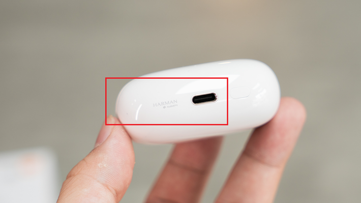 Chính sự hợp tác này mang đến cho chiếc Xiaomi Bud 5 Pro logo của Harman bên dưới đáy hộp sạc. Người dùng có thể điều khiển hoạt động của Xiaomi Buds 5 Pro thông qua ứng dụng Xiaomi Earbuds. Ứng dụng cung cấp khả năng tuỳ biến đa dạng, chẳng hạn như gán các thao tác vuốt – chạm, điều chỉnh chống ồn hay EQ.