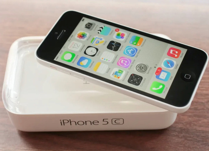 Apple tung ra iPhone 5C 549 USD như một lựa chọn giá rẻ hơn so với iPhone 5S, nhưng phiên bản 8GB của nó đã gây ra vô số vấn đề cho người dùng. Hệ hiều hành 5GB còn lại 3GB để dùng. Đỉnh cao "moi tiền" của Apple là tạo ra chiếc smartphone có giá trị kém nhất trong lịch sử iPhone.