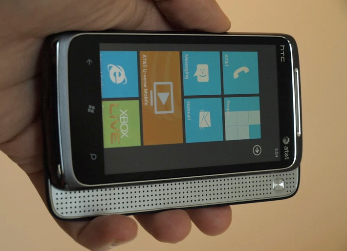 Microsoft "ngốc ngếch" yêu cầu tất cả thiết bị Windows Phone 7 đều có cấu hình gần như giống nhau với vi xử lý Snapdragon 1GHz và 576MB RAM. Điều này khiến HTC nghĩ ra một thứ kỳ quặc, làm một hệ thống loa trượt ra một cách vô dụng, làm máy dày, nặng mà chẳng hay hơn tẹo nào.