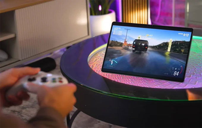 Màn hình Dynamic AMOLED 2X hỗ trợ HDR10+ và tốc độ làm mới 120Hz, mang lại hình ảnh sắc nét. Chipset MediaTek Dimensity 9300+ cung cấp hiệu suất vượt trội. Với pin 11.200 mAh và hỗ trợ sạc nhanh 45W.