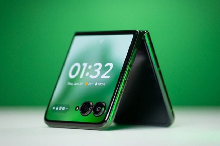 Theo danh sách Geekbench, mẫu điện thoại mới sẽ được gọi là Motorola Razr Ultra 2025, thay vì Razr 60 Ultra như dự đoán trước đó. Điều này đánh dấu một sự thay đổi trong quy ước đặt tên của Motorola, khi mà phiên bản toàn cầu sẽ mang tên Razr Ultra, trong khi phiên bản Bắc Mỹ sẽ được gọi là Razr+ 2025.