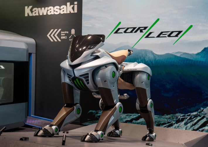 Tại Expo 2025 ở Osaka (Nhật Bản), Kawasaki đã gây bất ngờ khi trình làng Corleo, một mẫu xe máy mang hình dáng một chú chó robot. Lấy cảm hứng từ ý tưởng tạo ra một phương tiện di chuyển khác biệt, Kawasaki Corleo mang đến trải nghiệm như đang cưỡi một chú chó khổng lồ, hoàn toàn nằm trong tầm kiểm soát của người lái.
