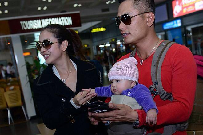 Cô bé không hề tỏ ra sợ sệt dù có nhiều người xung quanh.