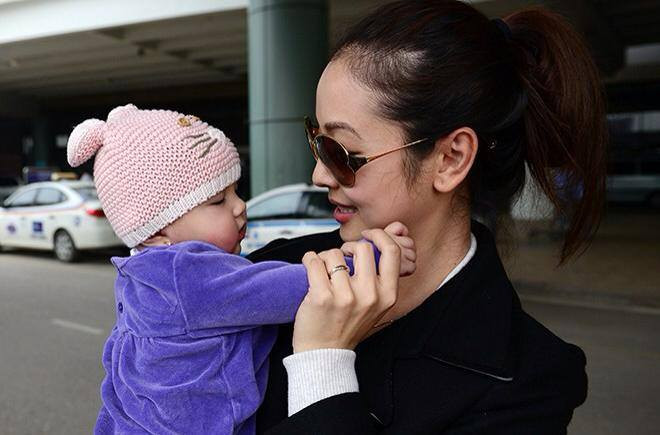 Trên FB cá nhân của mình, Jennifer thay mặt con gái gửi lời chào tới các cô chú bạn bè của mẹ.