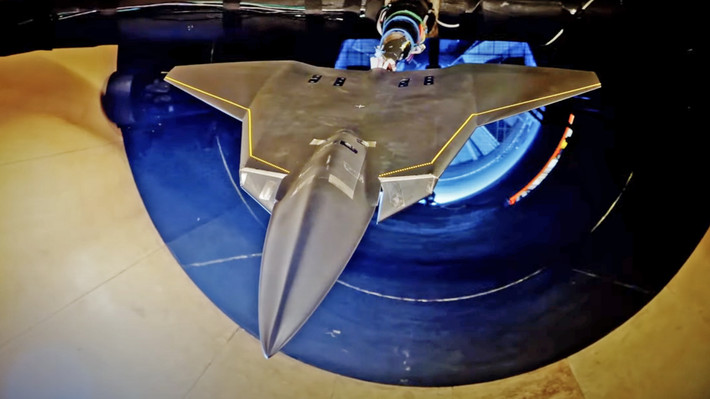 Điều này rất cần thiết cho chiến đấu không chiến và né tránh tên lửa, mang lại cho Su-57 sự kết hợp độc đáo giữa khả năng tàng hình và ưu thế động học. Bằng cách cải tiến các vòi phun tiên tiến này, Sukhoi mở đường cho ứng dụng tiềm năng của chúng trên các nền tảng khác, chẳng hạn như Su-75 Checkmate và S-70 Okhotnik UCAV. Ảnh chụp lại từ video/UAC.