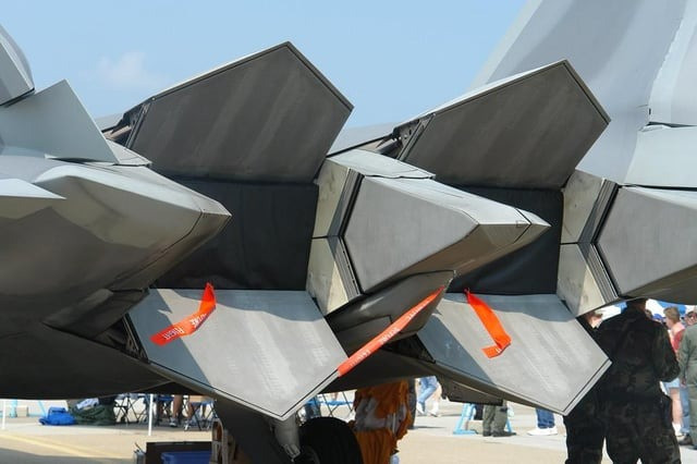 Các vòi phun này đóng vai trò quan trọng trong việc giảm thiểu tiết diện radar của máy bay trong khi vẫn duy trì khả năng điều hướng lực đẩy, cho phép Raptor đạt được sự linh hoạt trong các tình huống không chiến. Các vòi phun phẳng cũng góp phần làm giảm tín hiệu hồng ngoại, tăng khả năng sống sót của nó trước các tên lửa tầm nhiệt. Ảnh: USAF.