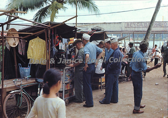 Khung cảnh ở bến cá Bạch Đằng.