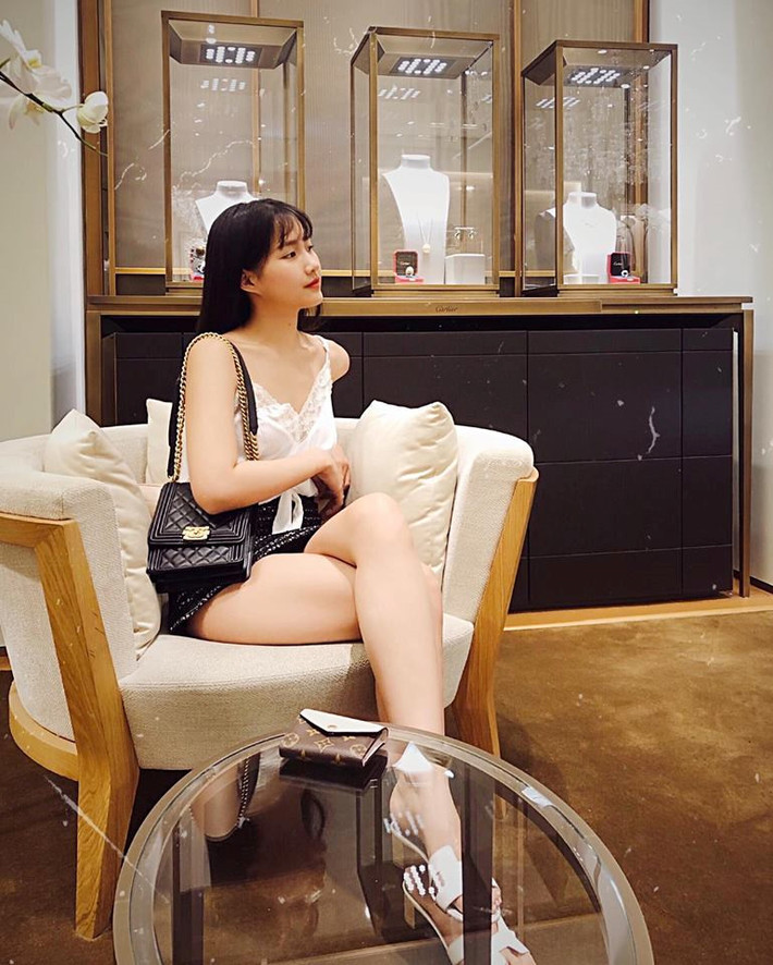 Trinh Xíu mạnh dạn kết hợpáo hai dây với váy ngắn khoe chân dài quyến rũ.