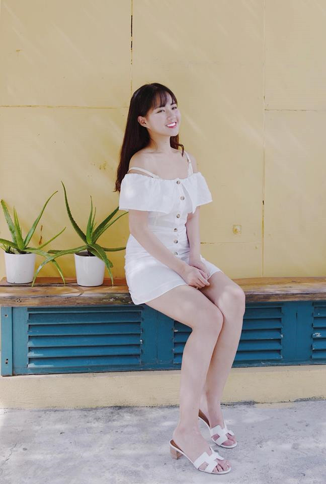 Chiếc váy trễ vaiđược cô kết hợp vớiđôiđép trắng cùng tông nữ tính