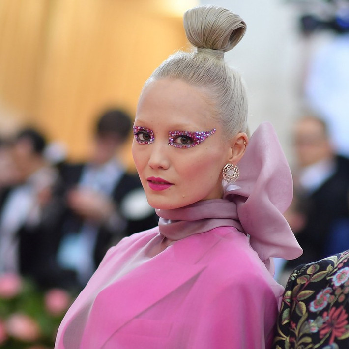 Diễn viên Pom Klementieff búi tóc củ hành, vẻ kịch tính được nhấn duy nhất ở đôi mắt với các hạt cườm cuốn hút.