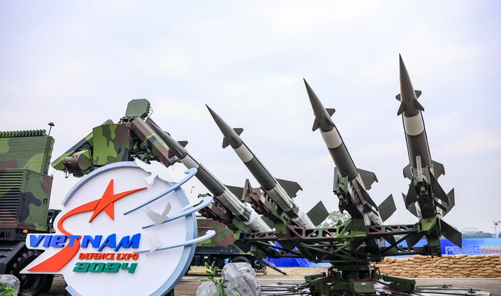 Triển lãm Quốc phòng quốc tế Việt Nam 2024 (VNDE 2024) là một trong những hoạt động hướng tới kỷ niệm 80 năm ngày thành lập Quân đội Nhân dân Việt Nam. Không những thế, sự kiện còn mở rộng quan hệ hợp tác quốc tế, đối ngoại quốc phòng giữa Việt Nam và các nước trên thế giới. Ảnh: Hoài Nam/Vietnamplus.