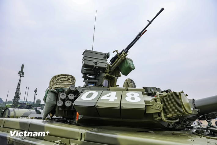 T-90 là một trong những dòng xe tăng chiến đấu chủ lực hàng đầu thế giới. Ngoài hỏa lực mạnh và hệ thống giáp bbảoveej đa lớp, xe tăng T-90 có khả năng cơ động cao khi có thể đạt tốc độ tối đa lên tới 60km/giờ với dự trữ hành trình khoảng 550km. Ảnh: Hoài Nam/Vietnamplus.