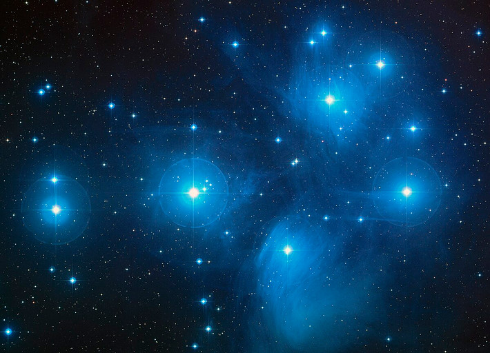 Theo Space, trăng tròn tháng 11 đi kèm với hiện tượng thiên văn khác là cụm sao Pleiades hay còn gọi là Seven Sister (Bảy chị em hay Thất nữ). Vào đêm 15/11, cụm sao Thất nữ sẽ ở phía dưới bên trái của trăng. Còn vào ngày 16/11, cụm sao này sẽ nằm ở phía trên bên phải của trăng.