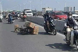 Hai xe máy va chạm trên cầu Vĩnh Tuy, một cô gái tử vong tại chỗ 