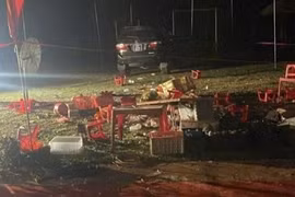 Ô tô đâm vào đám đông khiến 1 cháu nhỏ tử vong, nhiều người bị thương