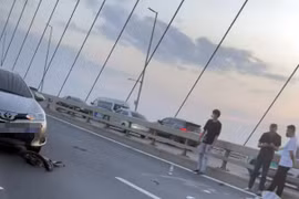 Đi xe đạp ngược chiều trên cầu Nhật Tân, người đàn ông bị tông tử vong