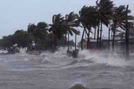 Bão số 1 mạnh lên giật cấp 13, gây mưa lớn ở các tỉnh miền Trung