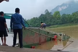 Đò chở học sinh bị lật trên sông Mã ở Thanh Hóa