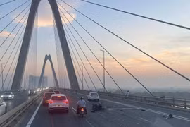 Người đàn ông tử vong cạnh mô tô phân khối lớn trên cầu Nhật Tân 