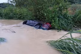 Ô tô bị lũ cuốn, 5 người may mắn thoát nạn ở Tuyên Quang