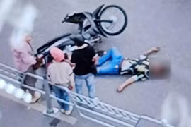 Đâm vào hàng rào phân làn, người đàn ông bị thương nặng