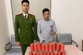 Bắt giữ đối tượng mua bán pháo nổ, tàng trữ ma túy ở Hà Nội
