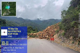 Sạt lở trên Quốc lộ 4G, giao thông tê liệt cục bộ ở Sơn La