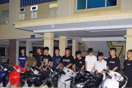 Bắt 12 đối tượng mang hung khí lạng lách, đánh võng trên đường ở Ninh Bình