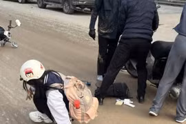 Hàng loạt người trượt ngã khi lưu thông trên phố Hà Nội