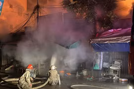 Chợ Xanh ở Hà Nội cháy ngùn ngụt khiến nhiều hộ dân sơ tán