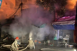 Chợ Xanh ở Hà Nội cháy ngùn ngụt khiến nhiều hộ dân sơ tán