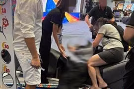 Người đàn ông rơi từ tầng cao xuống dưới tại Aeon Mall Long Biên