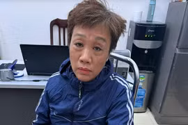 Bắt 'nữ quái' trộm cắp tài sản tại cửa hàng đá quý ở Hà Nội