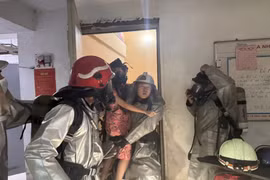 Giải cứu 20 người thoát khỏi đám cháy chung cư mini ở Hà Nội